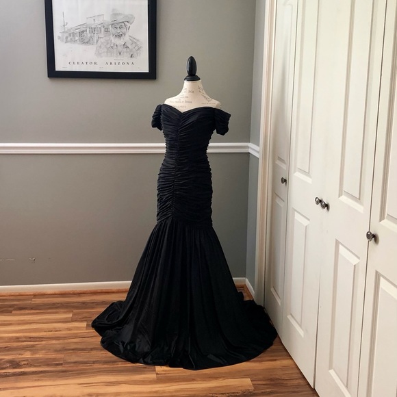 ๐นโจWITH YOUR PERFECT GOWNโจ๐นFOLLOW FOR UPDATES๐๐ค - Picture 9 of 16